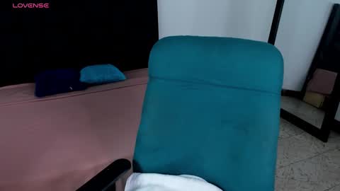 Snapshot of maia_davies chatting on December 2024 12:51:02 PM Maia online show from December 2024 12:51:02 PM