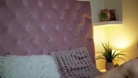  Maia  online show from November 2025 09:03:02 PM