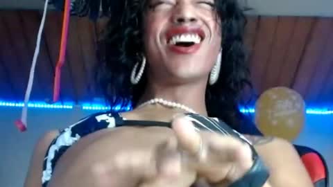 Snapshot of maidi_hot chatting on April 2026 01:35:02 PM Bella Maidi online show from April 2026 01:35:02 PM