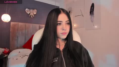 Snapshot of maiiitee_ chatting on February 2025 12:33:01 PM Mait online show from February 2025 12:33:01 PM