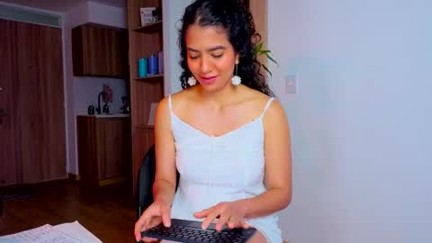 Snapshot of maithe_perroni chatting on April 2026 06:36:02 PM Lauu online show from April 2026 06:36:02 PM