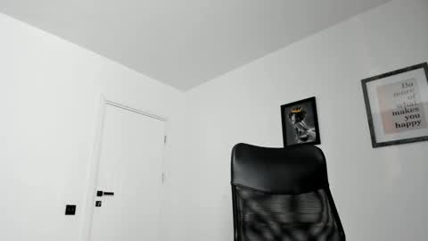 Snapshot of makemeeyours chatting on January 2025 07:45:01 PM Goddess Onlyfansportraitmarie online show from January 2025 07:45:01 PM