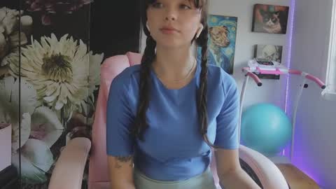 Snapshot of makiyahbelle2 chatting on April 2026 05:25:01 AM MakiyahBelle online show from April 2026 05:25:01 AM