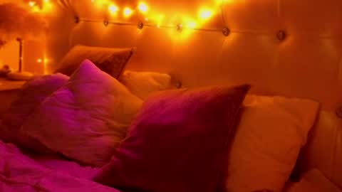 Snapshot of maksine chatting on April 2026 11:59:01 AM Lia online show from April 2026 11:59:01 AM