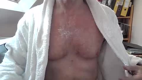 Snapshot of manbitcher chatting on March 2026 10:20:01 AM manbitcher online show from March 2026 10:20:01 AM