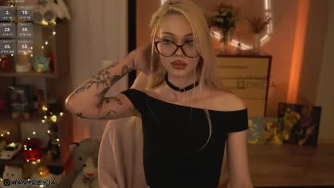 Snapshot of manifreyja chatting on April 2026 06:57:01 PM Amelie online show from April 2026 06:57:01 PM