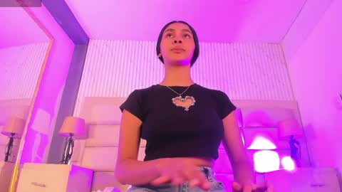 Snapshot of manuelaevans_ chatting on April 2026 09:01:02 PM Manuela online show from April 2026 09:01:02 PM