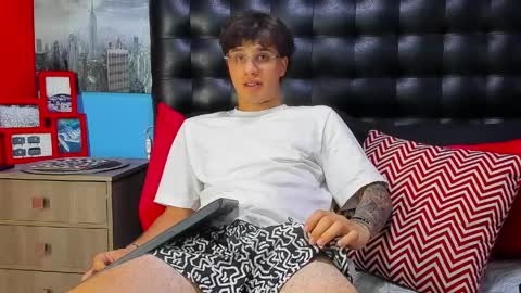 Snapshot of manuelr77 chatting on April 2026 10:33:02 PM Manuel online show from April 2026 10:33:02 PM