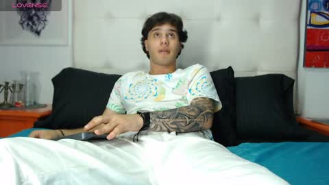 Snapshot of manuelr77 chatting on April 2026 05:18:02 AM Manuel online show from April 2026 05:18:02 AM