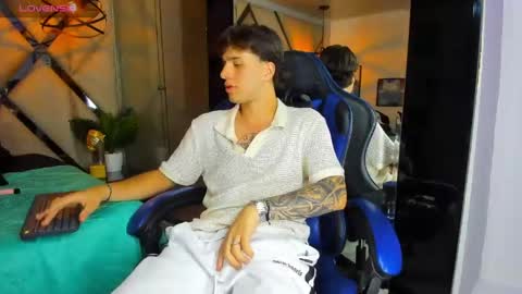 Snapshot of manuelr77 chatting on April 2026 05:00:02 AM Manuel online show from April 2026 05:00:02 AM