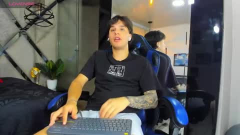 Snapshot of manuelr77 chatting on April 2026 04:05:02 AM Manuel online show from April 2026 04:05:02 AM
