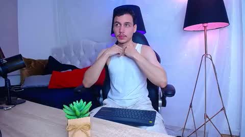 Snapshot of marcus_hanks chatting on December 2025 05:46:02 AM Marcus Hanks online show from December 2025 05:46:02 AM