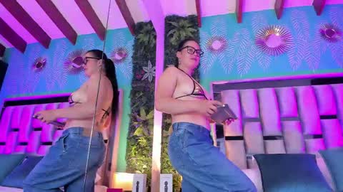 Snapshot of mari_cooper1 chatting on April 2026 11:32:01 PM Mari online show from April 2026 11:32:01 PM