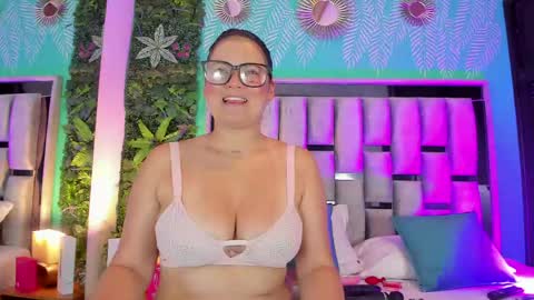 Snapshot of mari_cooper1 chatting on May 2026 09:27:01 PM Mari online show from May 2026 09:27:01 PM