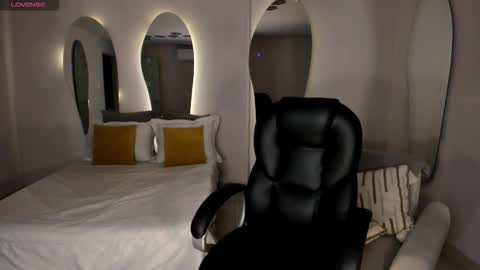 Snapshot of mariaherrera_ chatting on December 2025 05:46:02 AM MARIA HERRERA online show from December 2025 05:46:02 AM