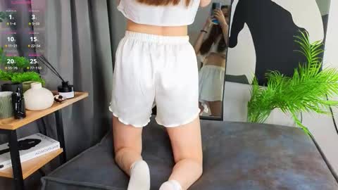 Snapshot of mariamcreedon chatting on February 2026 03:15:02 PM My name is Molly this is my first day online show from February 2026 03:15:02 PM