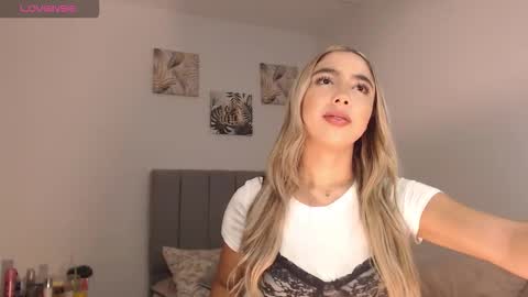 Snapshot of mariana_es chatting on March 2026 11:26:02 PM Mariana online show from March 2026 11:26:02 PM