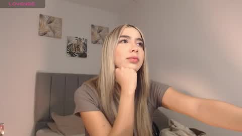 Snapshot of mariana_es chatting on April 2026 11:44:01 PM Mariana online show from April 2026 11:44:01 PM