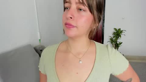 Snapshot of mariana_le chatting on May 2026 02:33:01 PM Mariana online show from May 2026 02:33:01 PM