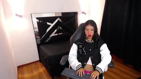 Mariana online show from November 2025 04:01:02 AM