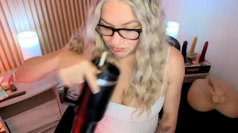 Marian Love  online show from April 2026 10:21:02 AM