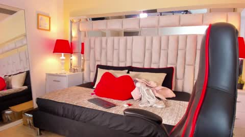 mariiahneedles online show from January 2025 01:06:01 AM