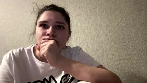 Snapshot of mariluarreola chatting on April 2026 10:09:02 AM Emmie online show from April 2026 10:09:02 AM