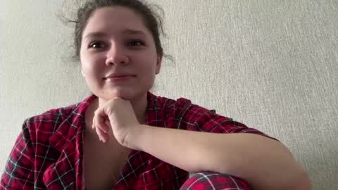 Snapshot of mariluarreola chatting on May 2026 12:28:02 AM Emmie online show from May 2026 12:28:02 AM