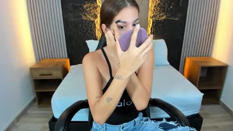 Snapshot of maroly_21 chatting on February 2025 01:40:01 AM Maly online show from February 2025 01:40:01 AM