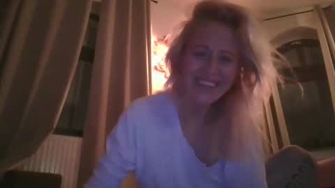 Snapshot of marrygorund chatting on January 2025 12:10:01 AM MaryGoRound online show from January 2025 12:10:01 AM