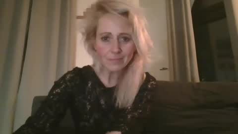 Snapshot of marrygorund chatting on January 2025 02:44:02 AM MaryGoRound online show from January 2025 02:44:02 AM