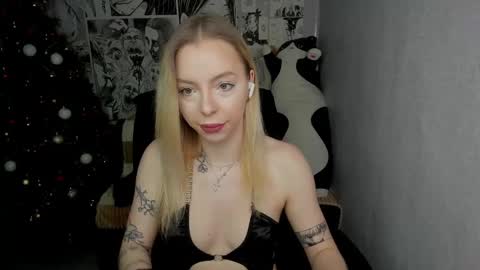 Snapshot of martha_cameron chatting on December 2024 09:18:02 PM Martha Cameron online show from December 2024 09:18:02 PM