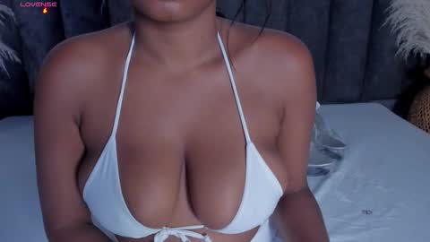 Snapshot of martina_jackson_ chatting on September 2025 04:12:01 AM Laura online show from September 2025 04:12:01 AM