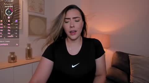 Snapshot of martinnabonnet chatting on February 2025 05:38:02 PM Martinna Bonnet online show from February 2025 05:38:02 PM