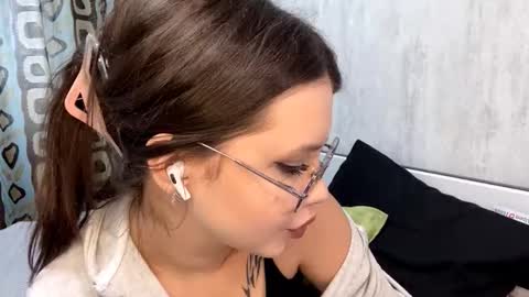 Mia online show from February 2026 07:48:02 AM