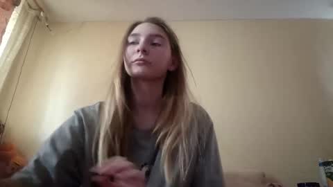 Hi My name is Elina Im 18 years old. online show from September 2025 06:07:01 AM
