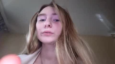 Hi My name is Elina Im 18 years old. online show from October 2025 06:46:01 AM