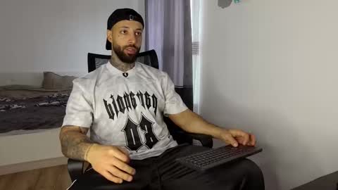 Snapshot of masculineguy69 chatting on November 2025 10:32:02 AM masculineguy69 online show from November 2025 10:32:02 AM