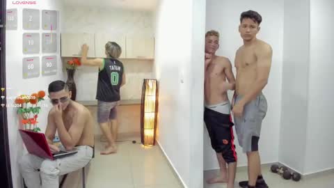 Snapshot of masters_sexx chatting on February 2025 02:33:01 PM Team Cris Darwin- Fernando- Stiven- David online show from February 2025 02:33:01 PM