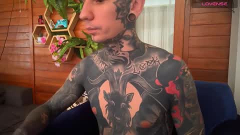 Snapshot of max_reaves chatting on January 2025 01:37:01 AM online show from January 2025 01:37:01 AM