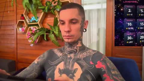 Snapshot of max_reaves chatting on January 2025 02:08:01 AM online show from January 2025 02:08:01 AM