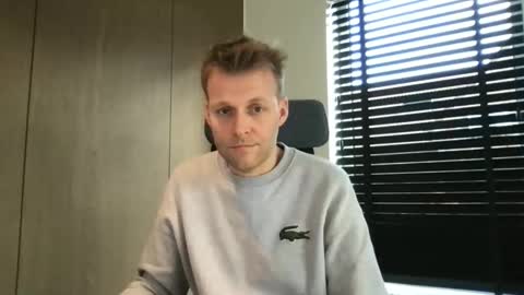 Max take off clothes online show from November 2025 09:52:01 AM