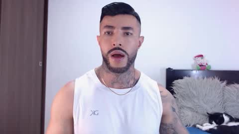 Independent Model online show from December 2025 04:42:02 AM