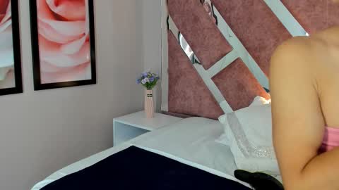 Maxi Rogers online show from November 2025 11:58:01 AM