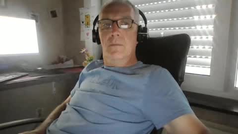 Snapshot of maxou569 chatting on June 2026 09:37:02 AM maxou569 online show from June 2026 09:37:02 AM