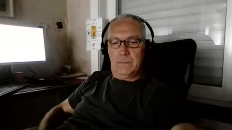 Snapshot of maxou569 chatting on August 2026 08:57:01 AM maxou569 online show from August 2026 08:57:01 AM