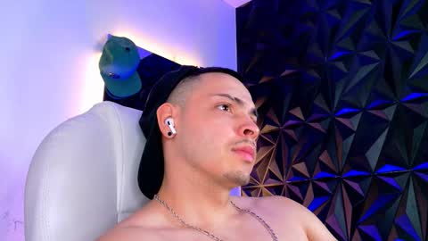 MAX online show from December 2025 09:32:01 PM