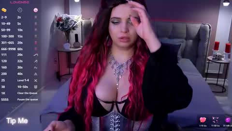 Maya Mils online show from December 2025 01:00:01 AM