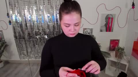 Woman online show from December 2024 12:49:01 PM