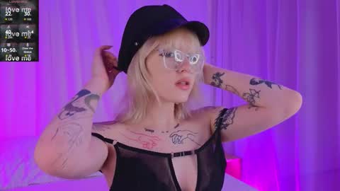 Snapshot of me1roze chatting on February 2026 06:53:01 AM Roze online show from February 2026 06:53:01 AM